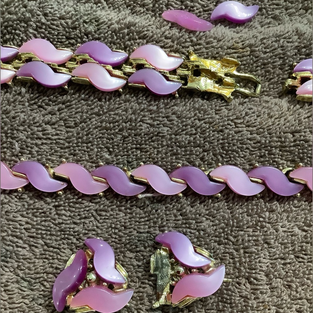 Two vintage retro necklaces.